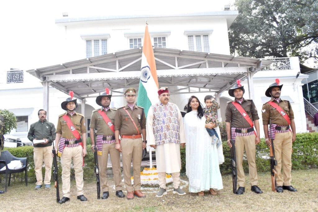गणतंत्र दिवस के अवसर पर कैबिनेट मंत्री सतपाल महाराज ने सुभाष रोड़ स्थित अपने कैम्प कार्यालय परिसर में ध्वजारोहण किया। उन्होंने सभी को गणतंत्र दिवस की शुभकामनाएं दी।
