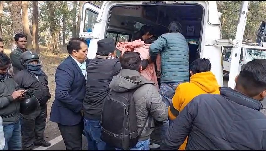 संवेदनशील मंत्री अग्रवाल : सड़क पर दुर्घटना देखते ही रोका अपना काफिला तुरंत घायलों की मदद कर उन्हें पहुंचाया अस्पताल ..   