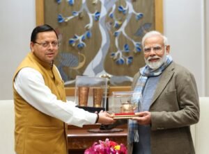 मुख्यमंत्री धामी ने प्रधानमंत्री मोदी से भेट कर उन्हें बागेश्वर के प्रसिद्ध ताम्र शिल्प पर आधारित उत्पाद भेंट किए