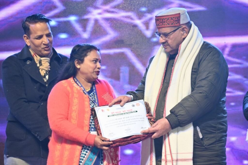 कैबिनेट मंत्री गणेश जोशी द्वारा आंगनवाड़ी कार्यकत्रियों को उनके उत्कृष्ट कार्य करने सम्मानित किया। साथ ही स्वयं सहायता समूहों की महिलाओं को सम्मानित किया गया