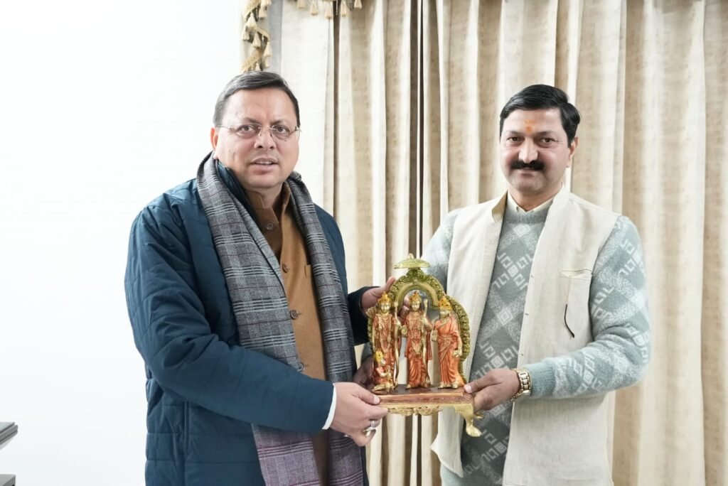बीकेटीसी के अध्यक्ष अजेंद्र अजय ने मुख्यमंत्री धामी को भगवान राम, माता सीता व लक्ष्मण की प्रतिमा भेंट की