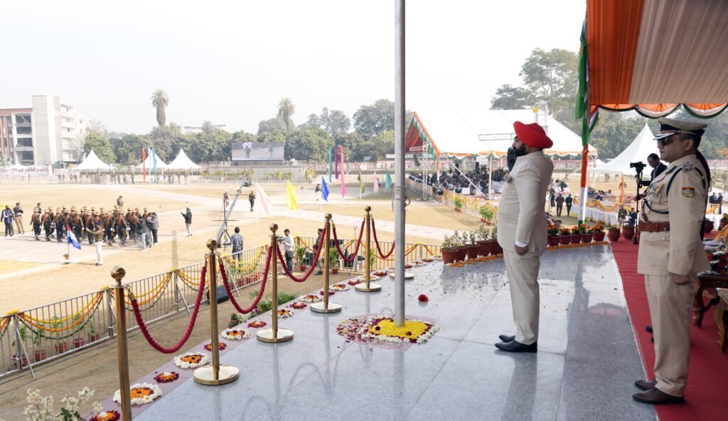 75 वें गणतंत्र दिवस के अवसर पर राज्यपाल ने राजभवन एवं परेड ग्राउंड में फहराया राष्ट्रीय ध्वज