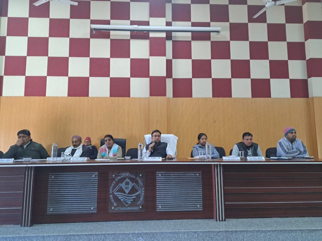 अधिकारी हो या कर्मचारी, केन्द्र एवं राज्य सरकार के विकास की योजनाओं की जानकारी ग्रामीणों को दें : महेन्द्र सिंह राणा   
