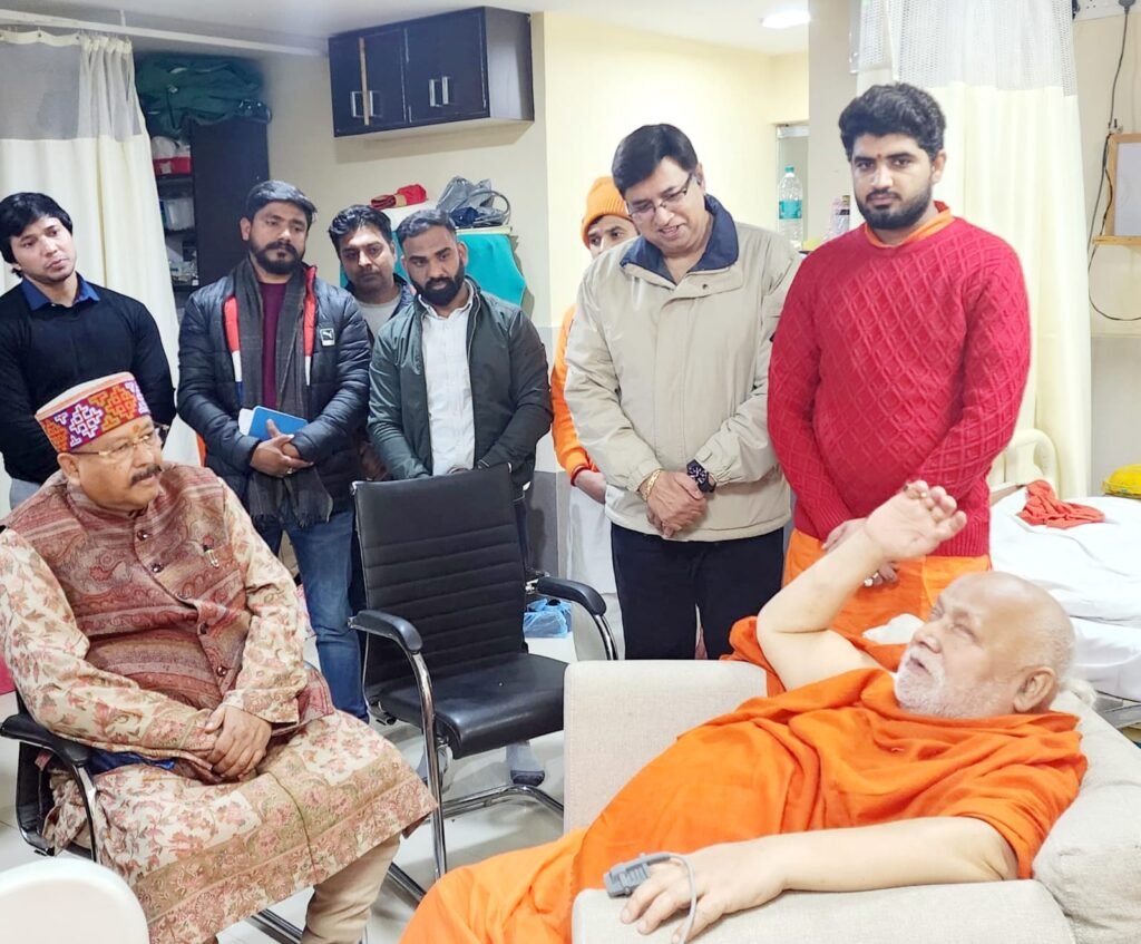 अस्पताल में भर्ती मशहूर संत रामभद्राचार्य का महाराज ने जाना हाल-चाल 