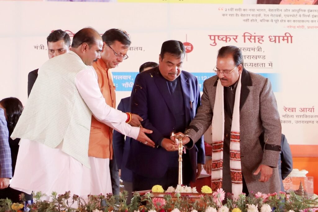 कुमाऊं क्षेत्र की महत्वपूर्ण परियोजनाओं का शिलान्यास करने पर मुख्यमंत्री धामी ने केंद्रीय मंत्री का किया आभार प्रकट