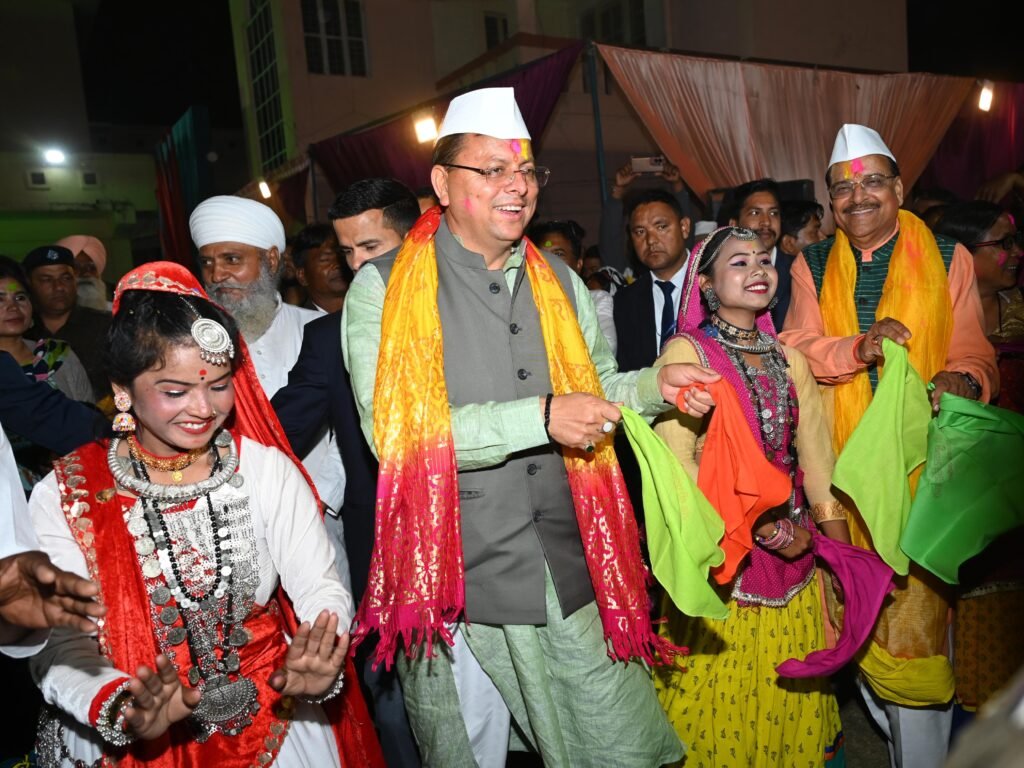 मुख्यमंत्री ने जनजाति समाज के लोगो के साथ होली नृत्य भी किया