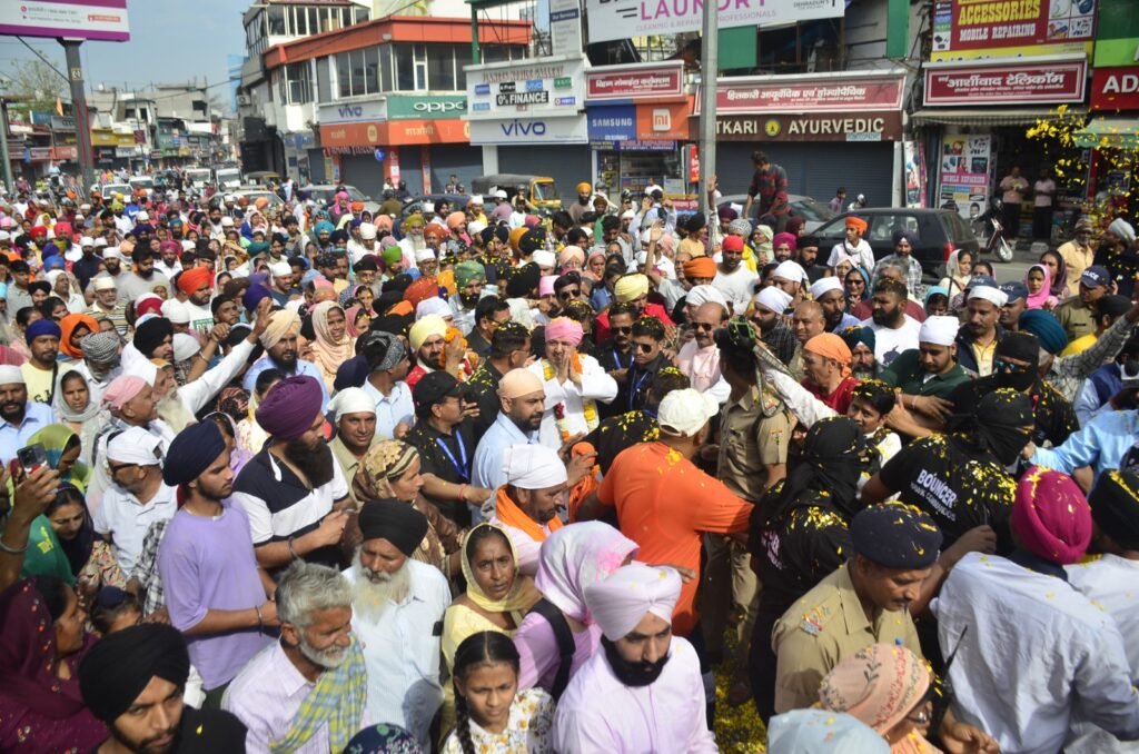 नगर परिक्रमा के दौरान रास्ते भर दूनवासी श्री गुरु राम राय जी महाराज व श्रीमहंत देवेन्द्र दास जी महाराज के जयकारे लगाते रहे