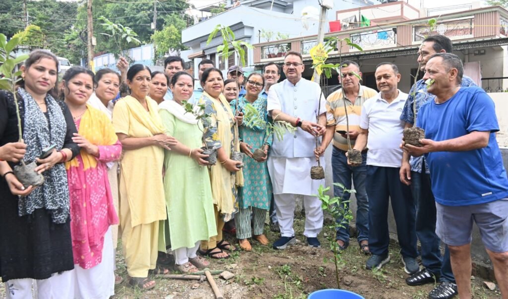 सूबे के कृषि मंत्री गणेश जोशी ने सोमवार को देहरादून स्थित नया गांव में प्रधानमंत्री नरेन्द्र मोदी के आव्हान पर “एक पेड़ मां का नाम” अभियान के तहत मां के सम्मान में वृक्षारोपण किया
