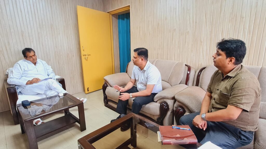 विधानसभा स्थित कार्यालय कक्ष में आयोजित बैठक में डॉक्टर अग्रवाल ने कहा प्रदेश भर के नगरीय क्षेत्रों में डेंगू को लेकर विशेष अभियान चलाया जाए