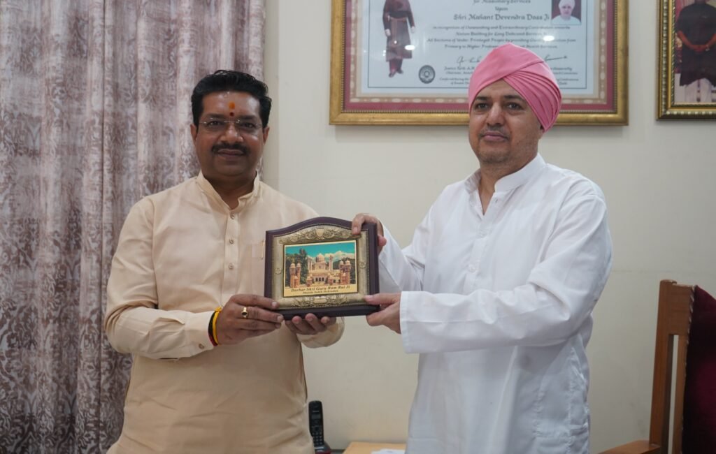 श्रीमहंत देवेन्द्र दास जी महाराज जी ने प्रदेश संगठन महामंत्री को  श्री गुरु राम राय इंस्टीट्यूट आफ मेडिकल एण्ड हैल्थ साइंसेज़ के क्रिया कलापों से अवगत कराया