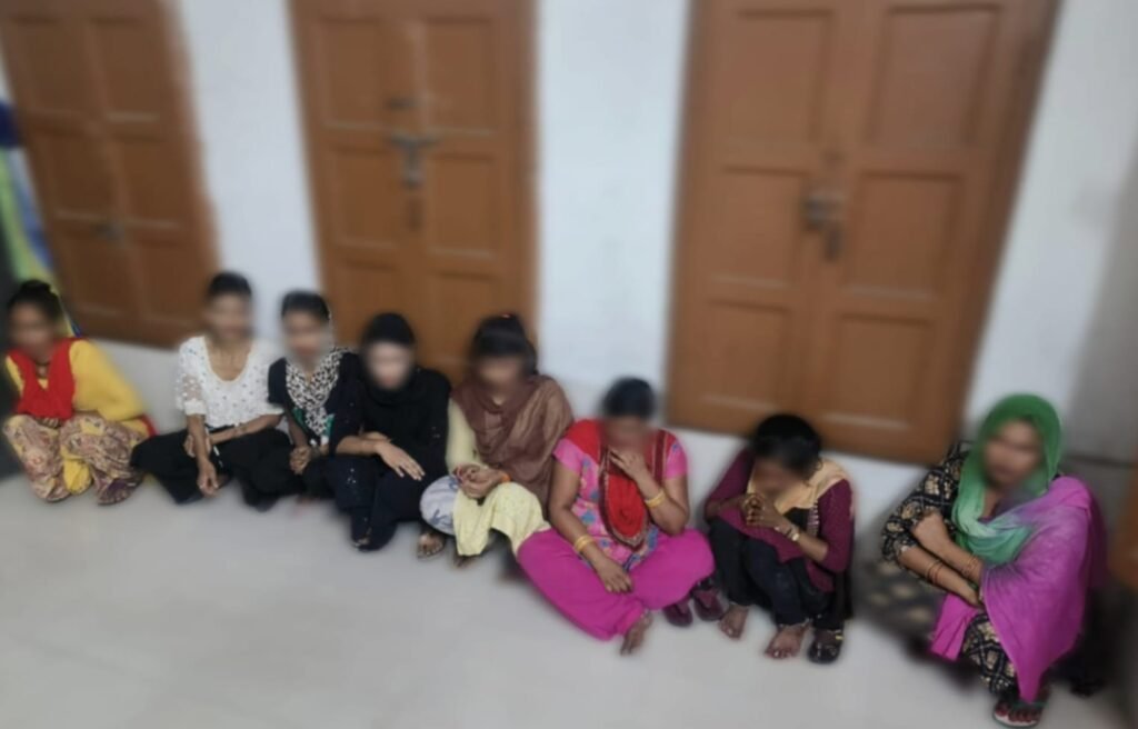 सार्वजनिक स्थानों पर अमर्यादित व्यवहार करने वालो पर दून पुलिस की कार्यवाही*