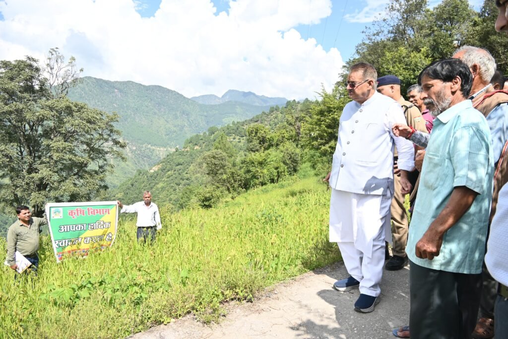 किसानों के कल्याण और उनके आय को दोगुनी करने के लिए केंद्र एवं राज्य सरकार द्वारा अनेक जनकल्याणकारी योजनाओं के माध्यम से लाभान्वित किया जा रहा है। 
