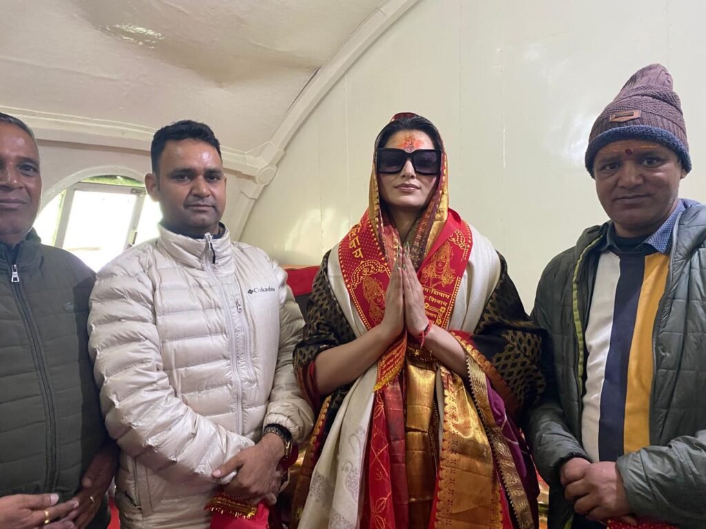 मंदिर में दर्शन पश्चात प्रभारी अधिकारी विपिन तिवारी ने बालीवुड अभिनेत्री को भगवान बदरीविशाल का प्रसाद भेंट किया।