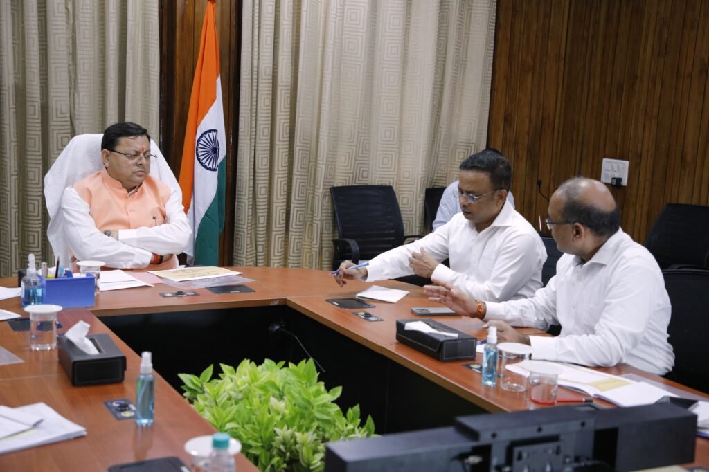 सचिव, विभागाध्यक्ष एवं सभी जिलाधिकारी पुनर्निर्माण कार्यों की नियमित समीक्षा करें:धामी 