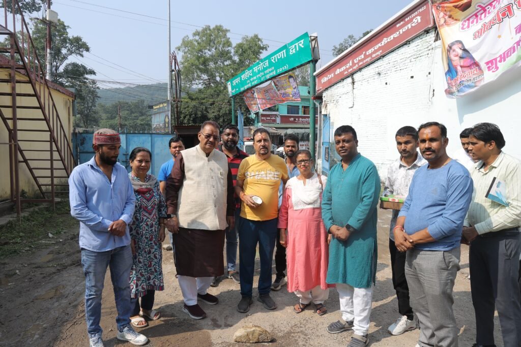 मसूरी विधानसभा क्षेत्र में निर्मित होने वाली सड़को का भूमि पूजन कैबिनेट मंत्री गणेश जोशी ने किया 