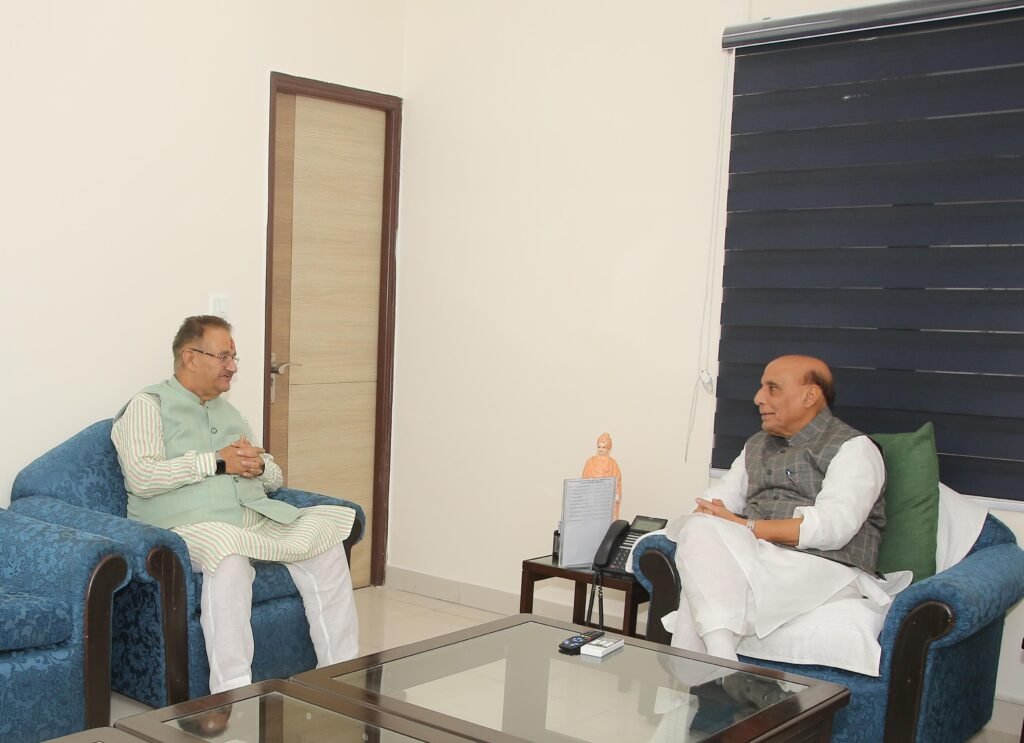 रक्षा मंत्री राजनाथ सिंह से शिष्टाचार भेंट कर उन्हें दीपावली की बधाई एवं शुभकामनाएं सैनिक कल्याण मंत्री गणेश जोशी ने दी 