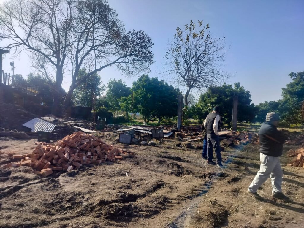 पूर्व डीजीपी प्रेमदत्त रतूड़ी, उनके पुत्र व भू-माफियाओं ने धार्मिक संस्थान की जमीन को हडपने के लिए किया गया यह कार्य पूरे शहर में चर्चा का विषय बना हुआ है