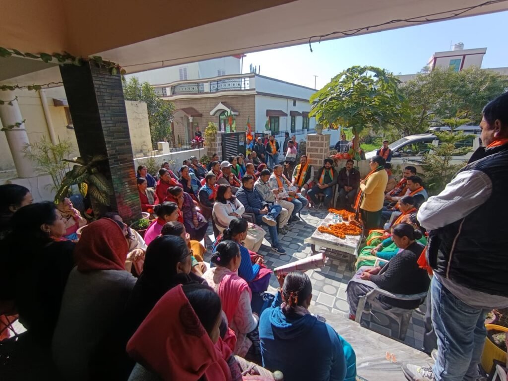 भाजपा महापौर प्रत्याशी सौरभ थपलियाल जी की माता श्रीमती उषा थपलियाल ने भी की जनता से वोट की अपील। 