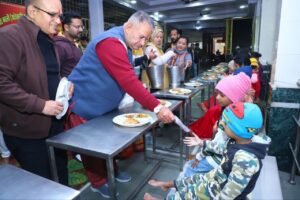 कैबिनेट मंत्री गणेश जोशी ने प्रदेशवासियों के सुख एवं समद्धि की कामना भी की। इस दौरान आयोजित भंडारे कार्यक्रम में कैबिनेट मंत्री गणेश जोशी ने मंदिर प्रांगण में प्रसाद भी वितरित किया