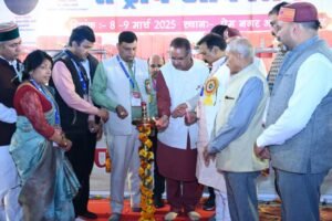 कैबिनेट मंत्री गणेश जोशी ने पत्रकारों को उनके सराहनीय कार्य के लिए बधाई दी।