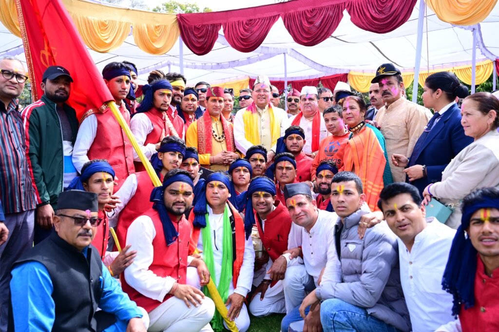 मुख्यमंत्री आवास में होली मिलन कार्यक्रम के शुभ अवसर पर मंत्रीगणों, विधायकों, जनप्रतिनिधियों, प्रशासनिक अधिकारियों और प्रदेश के विभिन्न क्षेत्रों से आए गणमान्य लोगों ने भाग लिया।