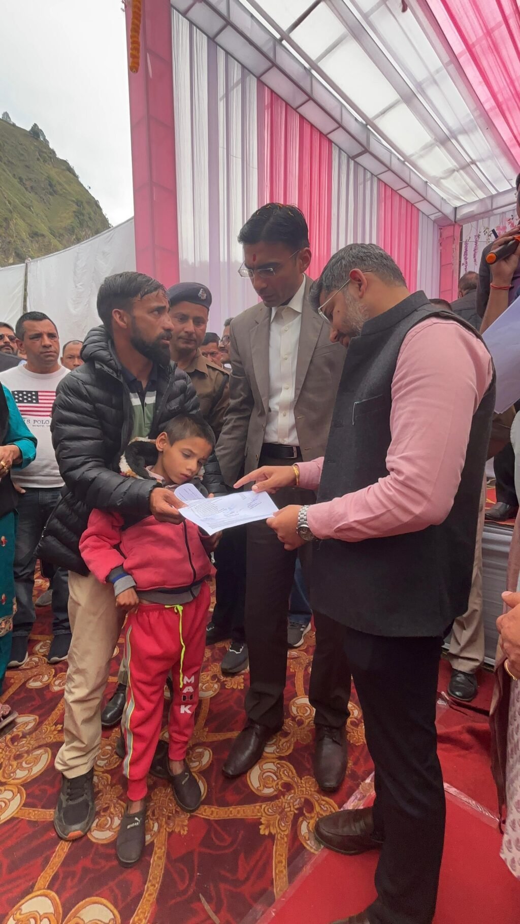 सीएम के मार्गदर्शन में सुदुरवर्ती क्षेत्र त्यूनी में डीएम भ्रमण, जरूरतमदों असहायों के लिए बना वरदान