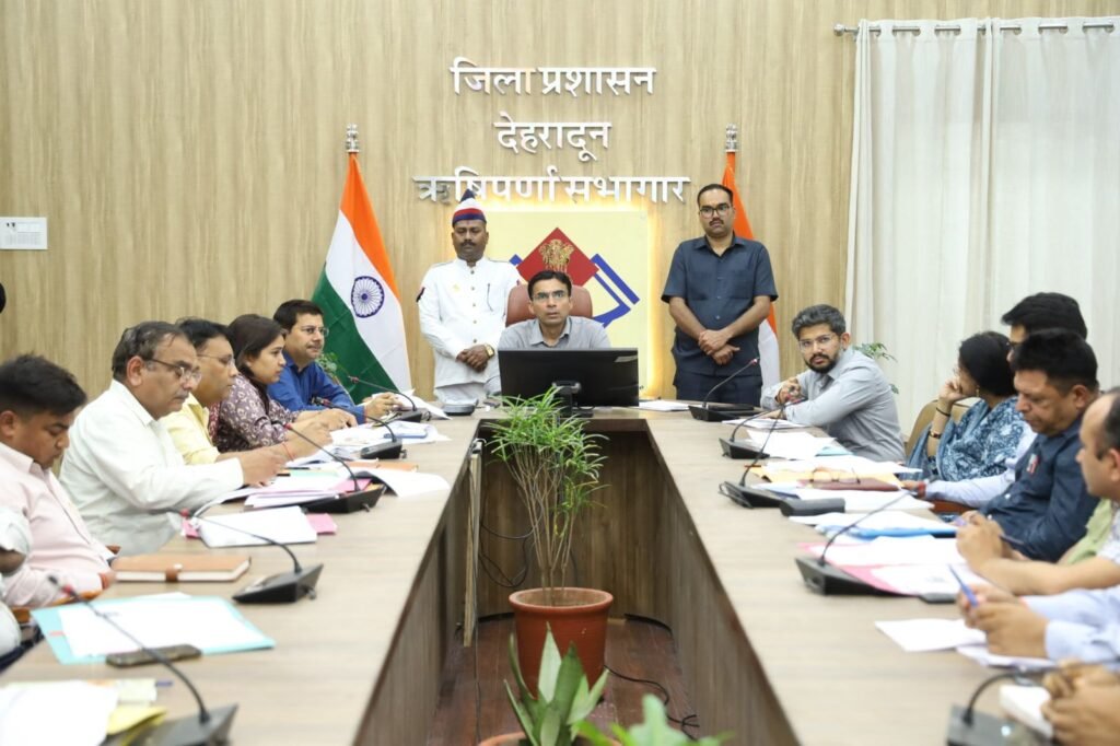 जिलाधिकारी ने सभी अधीक्षण अभियंताओं को निर्देश दिए कि पेयजल संकट वाले क्षेत्रों को चिन्हित करते हुए उन क्षेत्रों में वैकल्पिक रूप से नियमित पेयजल आपूर्ति की समुचित व्यवस्था की जाए।