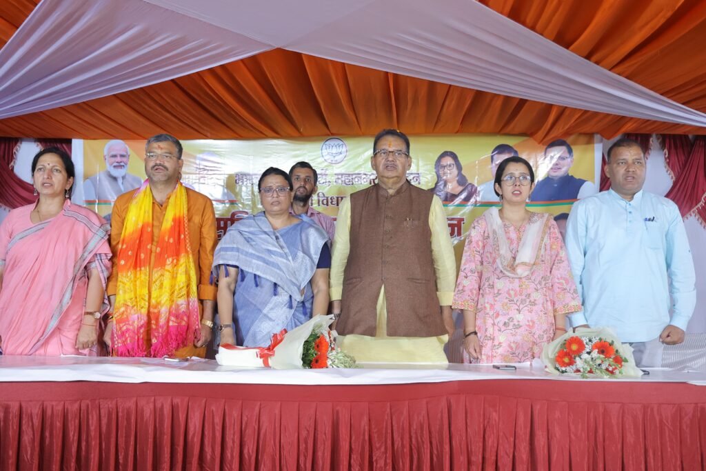 मंत्री जोशी ने कहा, “प्रधानमंत्री नरेंद्र मोदी के नेतृत्व में देश ने अनेक ऐतिहासिक फैसलों को साकार किया है। धारा 370 को हटाकर कश्मीर को भारत की मुख्यधारा में लाना