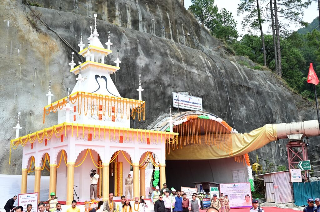 रेस्क्यू अभियान की सफलता के लिए मुख्यमंत्री ने बाबा बौखनाग से मन्नत मांगते हुए मंदिर निर्माण का संकल्प लिया था