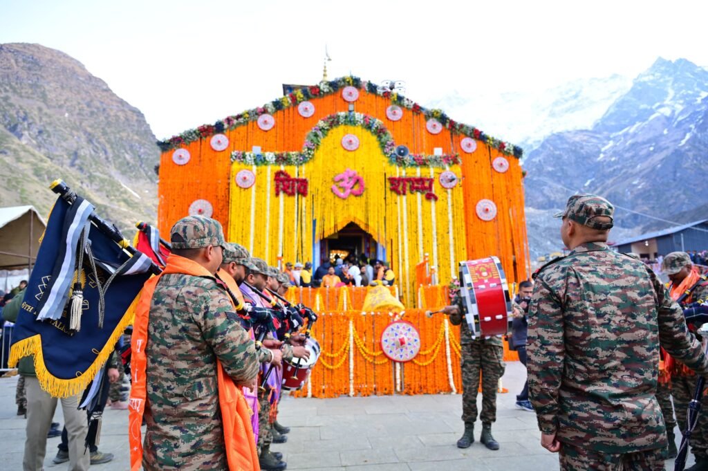 केदारनाथ मंदिर परिसर में सुबह 5 बजे शुरू हुई कपाट खुलने की प्रक्रिया, 7 बजे खुले द्वार