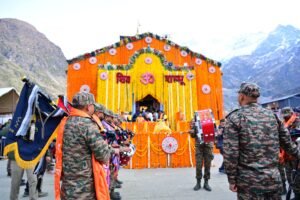 केदारनाथ मंदिर परिसर में सुबह 5 बजे शुरू हुई कपाट खुलने की प्रक्रिया, 7 बजे खुले द्वार