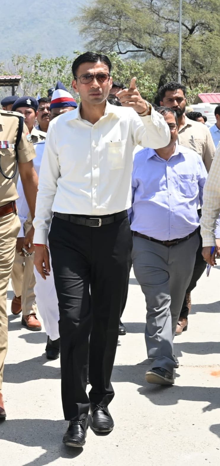 राज्य एवं राष्ट्रहित की योजना है एयरपोर्ट विस्तारीकरण प्राजेक्ट, युद्धस्तर पर कार्यवाही करें अधिकारीःडीएम