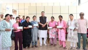 मसूरी विधानसभा के लाभार्थियों को मिले 10-10 हजार रुपये, सरकार कर रही है समाज कल्याण के प्रयास