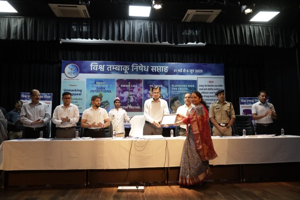 अग्रणी पंक्ति की ASHAs, ANMs    को प्रेरित रखना जिला प्रशासन का दायित्वःडीएम