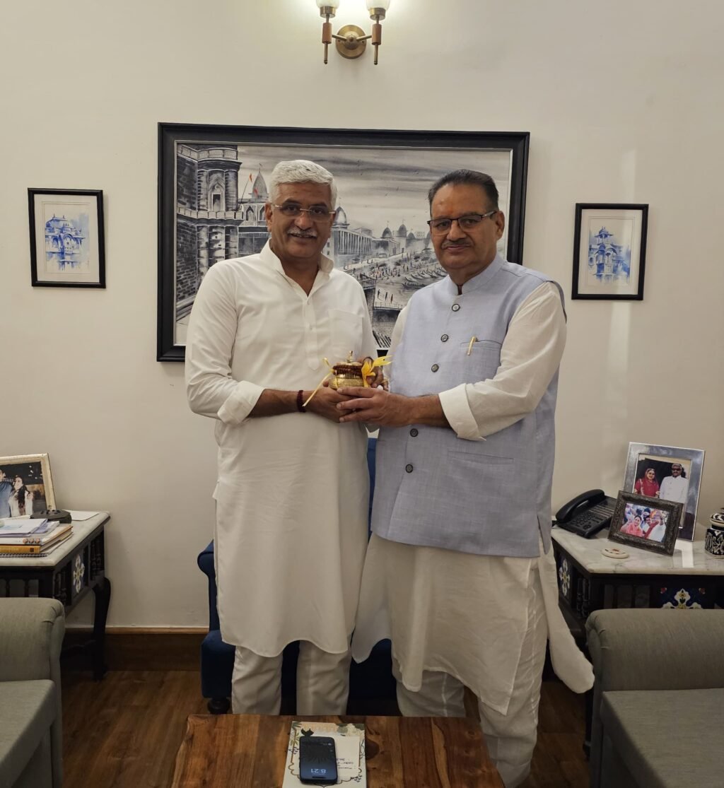 केंद्रीय पर्यटन एवं संस्कृति मंत्री गजेंद्र सिंह शेखावत से शिष्टाचार भेंट करते कृषि मंत्री गणेश जोशी