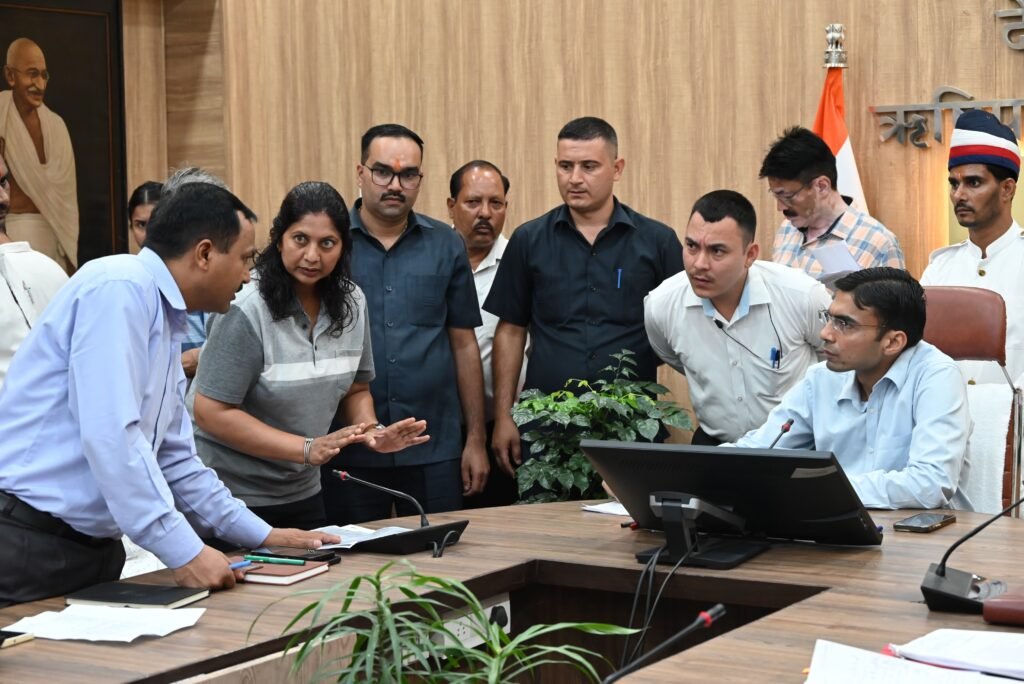 फर्जी स्थाई निवास प्रमाण बनाने की शिकायत पर डीएम ने प्राथमिकी दर्ज कराने के निर्देश