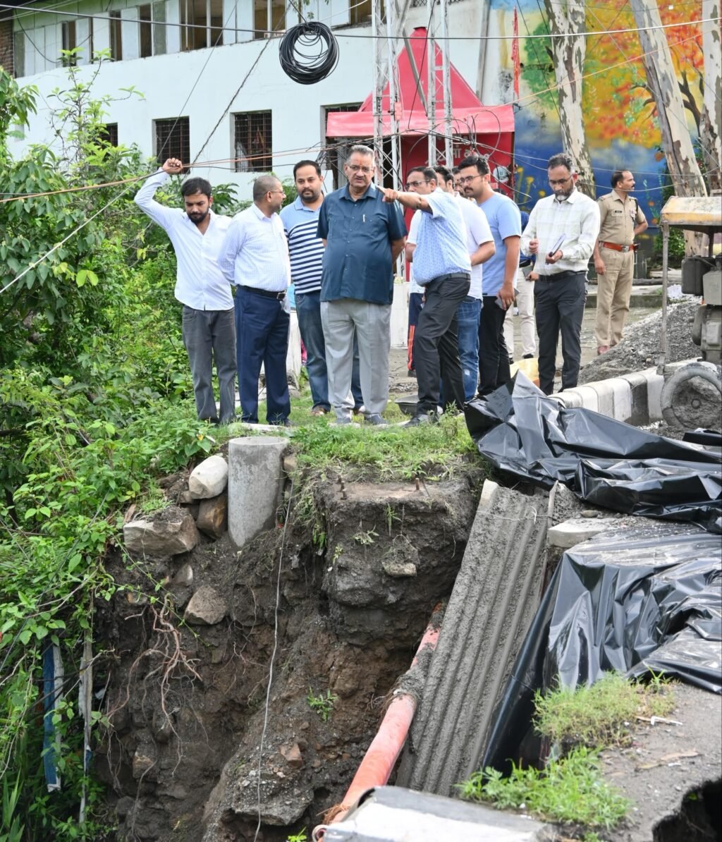 निरीक्षण के दौरान एडीएम, लोनिवि अधिकारी, नगर निगम, भाजपा पदाधिकारी व स्थानीय लोग भारी संख्या में उपस्थित रहे।