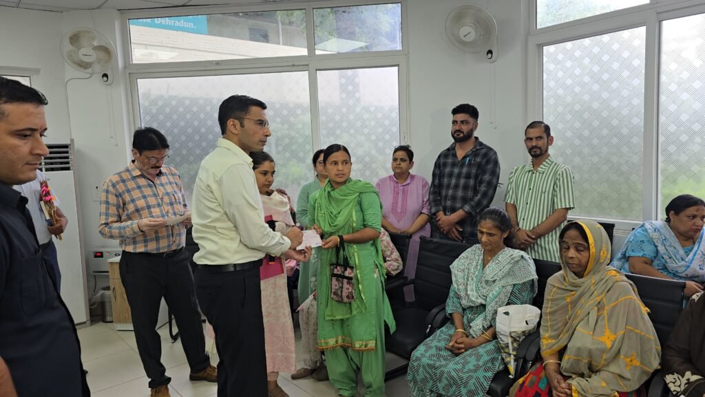 प्रदेश में पहली बार रायफल फंड का मानवीय उपयोग  देहरादून बना पहला जिला, जहाँ रायफल क्लब फंड से जरूरतमंदों को आर्थिक संबल, क्लब को लग्जरी ट्रांजेक्शन मानते हुए जनहित में किया उपयोग।