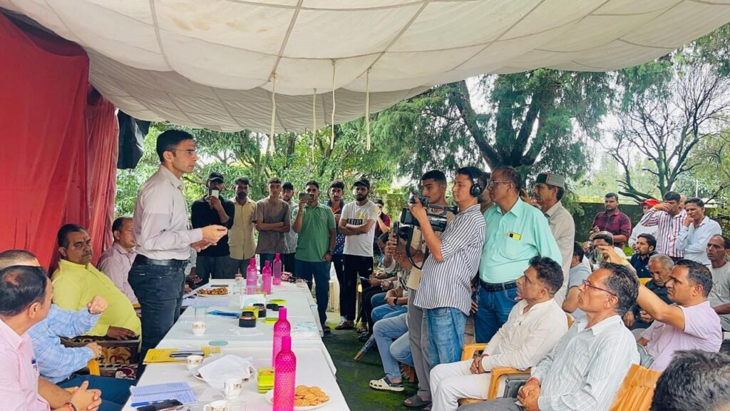 बटोली गांव में स्कूल न जाने की सलाह, पास में किराए के मकान में बच्चों की पढ़ाई सुनिश्चित :dm