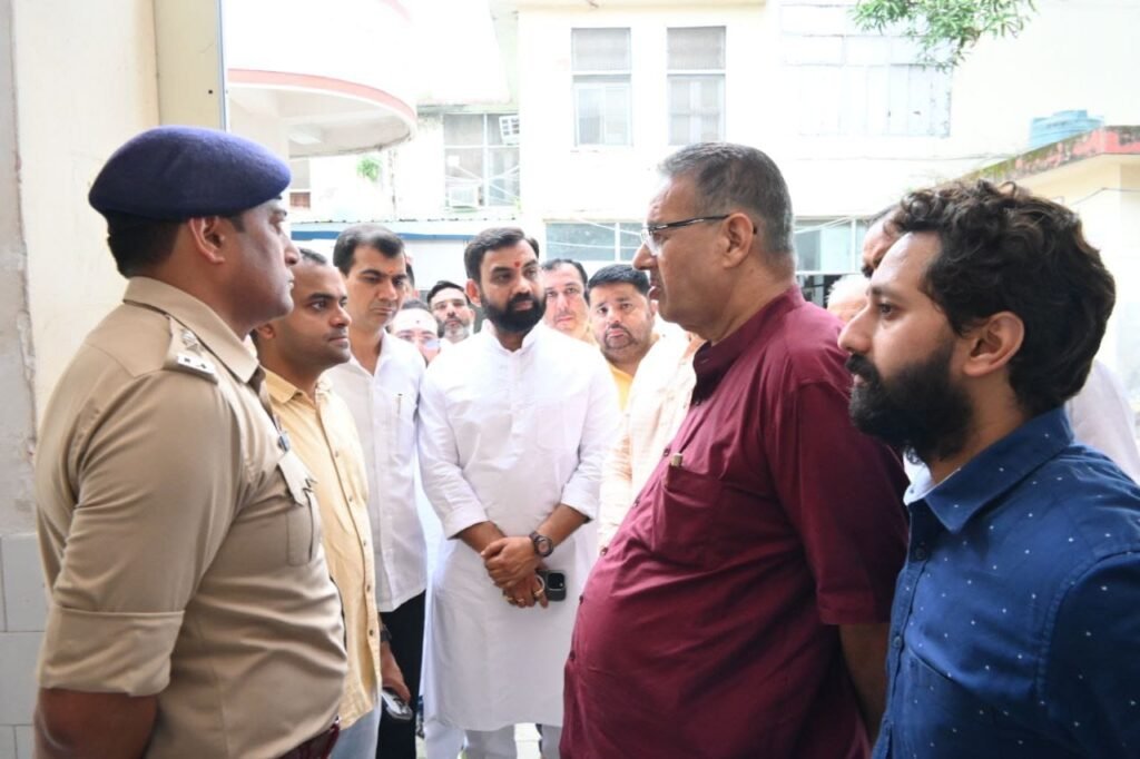 मंत्री गणेश जोशी ने घटनास्थल और अस्पताल का किया निरीक्षण, कहा – जल्दबाजी और अव्यवस्था नहीं दोहराई जाएगी
