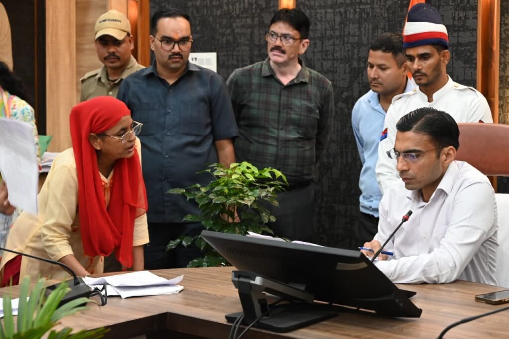 वृद्धा राजेश्वरी देवी के दिव्यांग बेटे व पोते की परेशानी सुनकर डीएम हुए भावुक, आर्थिक सहायता प्रदान करने के लिए अधिकारियों को दिए ठोस निर्देश।