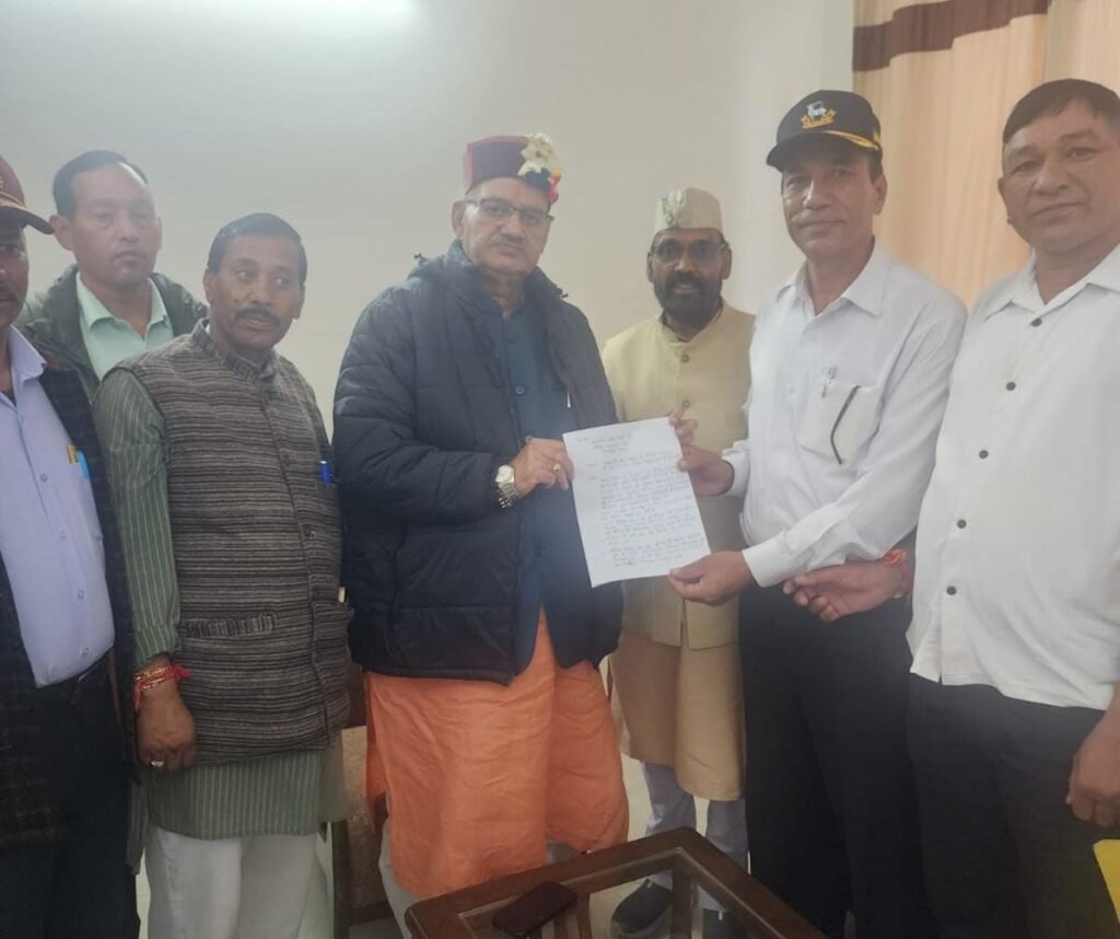 गैरसैंण में पूर्व सैनिकों ने सैनिक कल्याण मंत्री गणेश जोशी को ज्ञापन सौंपकर सुविधाएं बढ़ाने की मांग रखी, मंत्री ने भरोसा दिया