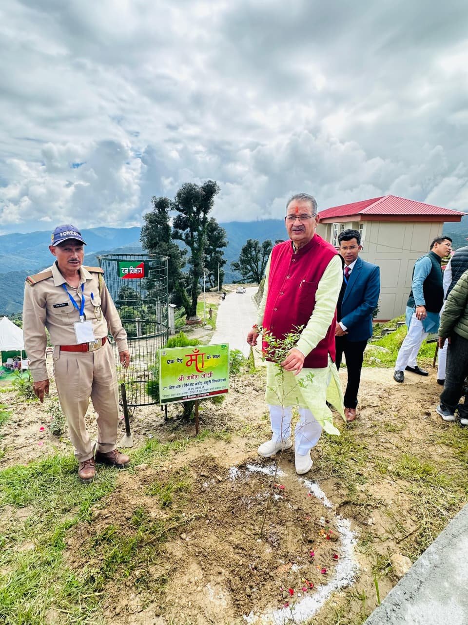 भराड़ीसैंण परिसर में मंत्री गणेश जोशी ने कहा—“हर व्यक्ति लगाए एक पौधा और निभाए पृथ्वी के रक्षक बनने की भूमिका”