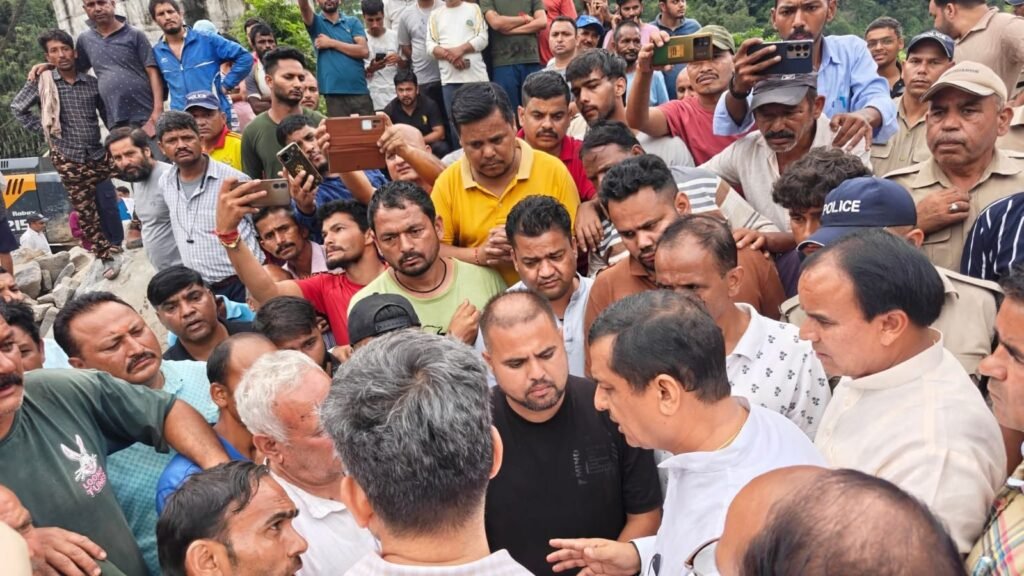 राहत केंद्रों की व्यवस्थाओं का निरीक्षण, पीड़ितों से की मुलाकात, हर संभव मदद का दिया भरोसा 