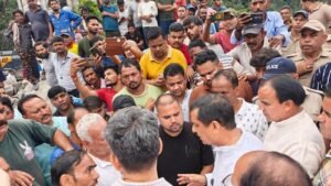 राहत केंद्रों की व्यवस्थाओं का निरीक्षण, पीड़ितों से की मुलाकात, हर संभव मदद का दिया भरोसा 
