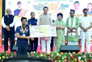 मुख्यमंत्री धामी ने खिलाड़ियों को किया सम्मानित – उभरते खिलाड़ियों के लिए खेल किट, छात्रवृत्ति और प्रोत्साहन योजनाओं की सौगात