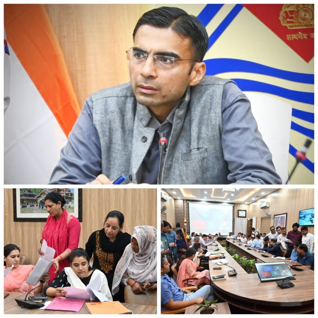 रैनापुर ग्राम पंचायत के कच्चे मकान और क्षतिग्रस्त पंचायत भवन पुनर्निर्माण की मांग पर डीएम ने बीडीओ को पात्र लाभार्थियों का चयन करने को कहा