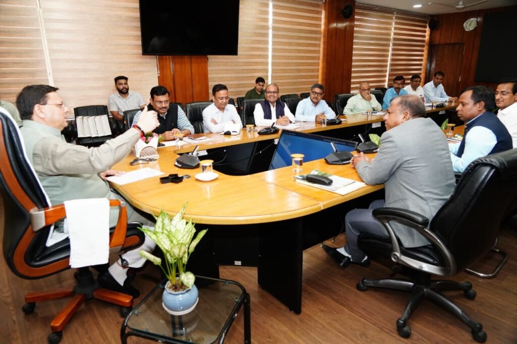 मुख्यमंत्री श्री पुष्कर सिंह धामी से राज्य में आपदा से हुए नुकसान का जायजा लेने आई भारत सरकार की अन्तर-मंत्रालयी टीम ने भेंट की। 