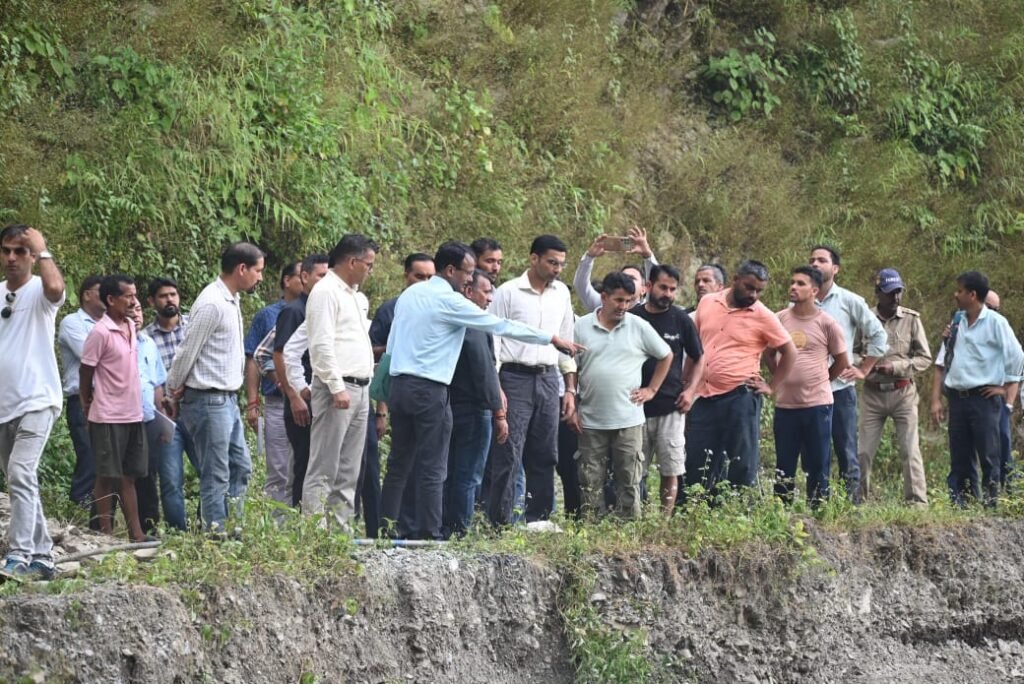 खेत-खलिहान, निजी भवन, पुलिया और बिजली-पानी 48 घंटे में दुरुस्त करने के लिए डीएम ने अधिकारियों को सख्त निर्देश दिए