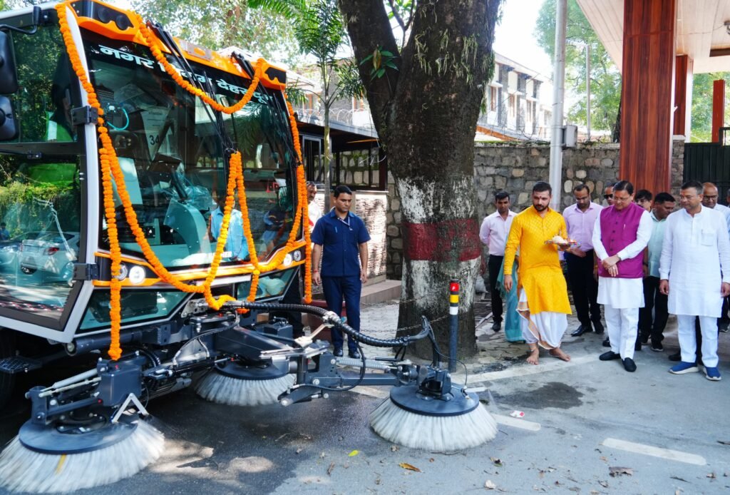 देहरादून में स्मार्ट रोड स्वीपिंग मशीनों का आगाज़, मुख्यमंत्री ने किया फ्लैग ऑफ और सराहा नगर निगम की पहल